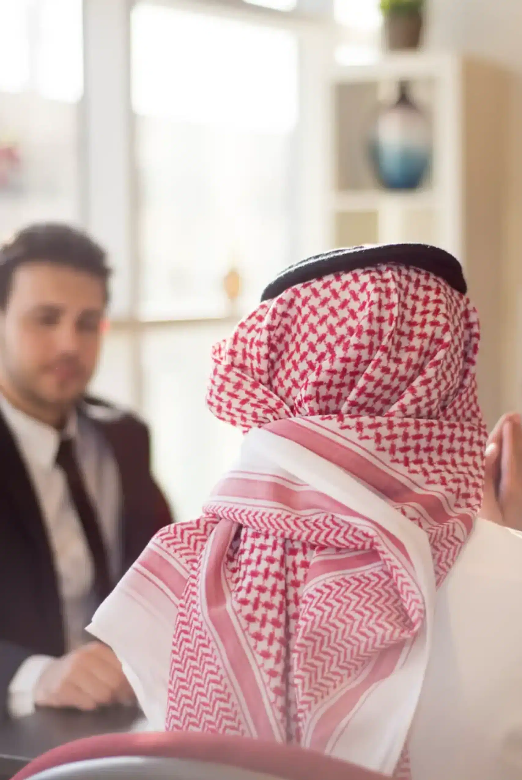 اجتماع مهني في شركة الشريف وشركاه
